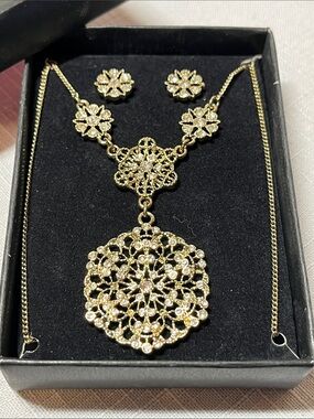 NEW
Avon Gold Filigree Pendant Necklace and Stud Earrings Set - Gold Tone